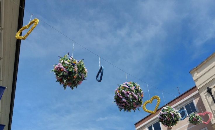Die neue Dekoration in der Welser Fußgängerzone (Foto: Tips)