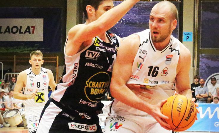 Renator Poljak im Duell mit Toni Blazan. (Foto: Erhardt)