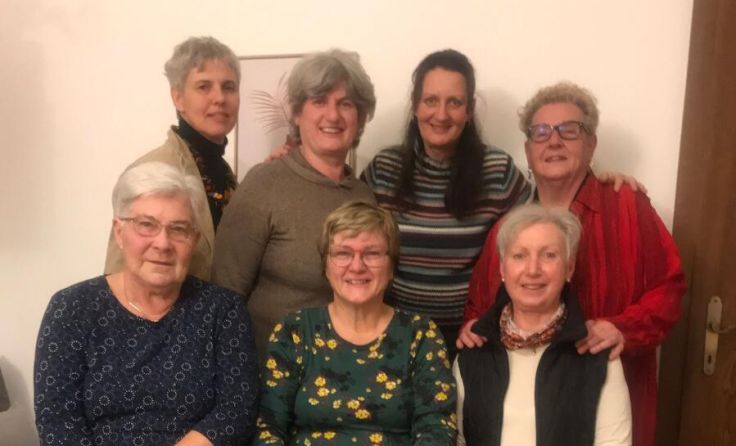 Die flei0igen Damen der Bastelrunde (Foto: privat)