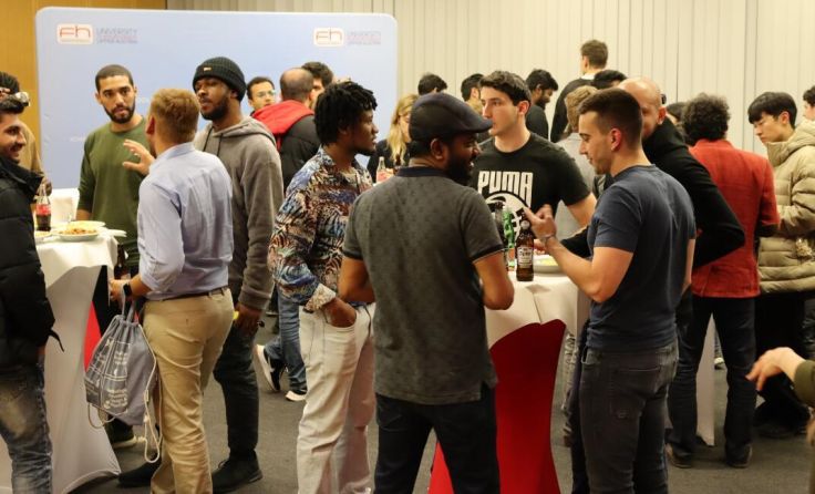 Die Studenten nutzten den Talk zum Netzwerken. (Foto: FH)