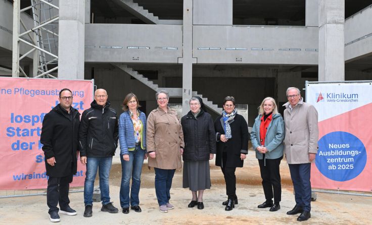 Gruppenbild der Klinikum-Geschäftsführung plus Architekten und FH. (Foto: Thallinger)