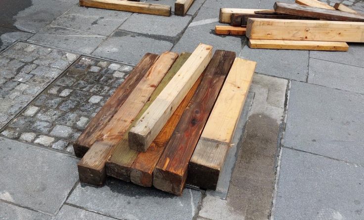 Was vom Welser Maibaum übrig blieb: Nur die Stützen (Foto: Tips)