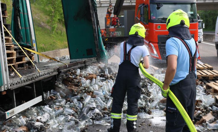 Die Plastikflaschen mussten gelöscht werden. (Foto: laumat)