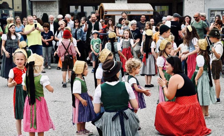 Und auch die Kleinen tanzen auf. (Foto: Marktgemeinde)