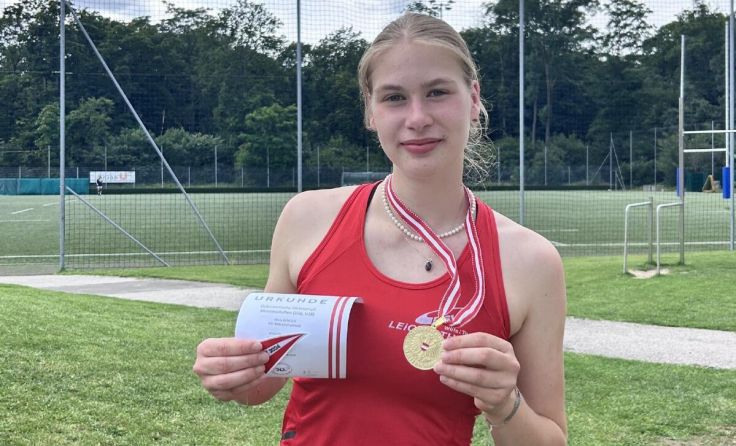 Olivia Benesch mit der Goldmedaille (Foto: privat)