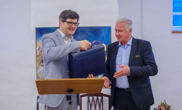 Andreas Hofer (re.) übergibt die „Club-Insignien“ an Franz Edlbauer (li). (Foto: privat)
