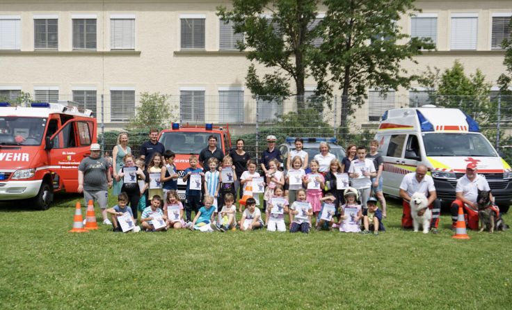 Gruppenbild mit Einsatzorganisationen (Foto: ISZ)