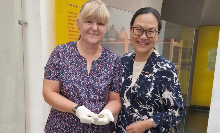 Michaela Greisinger zeigt Botschafterin Qi Mei den Messergriff. (Foto: Stadt)