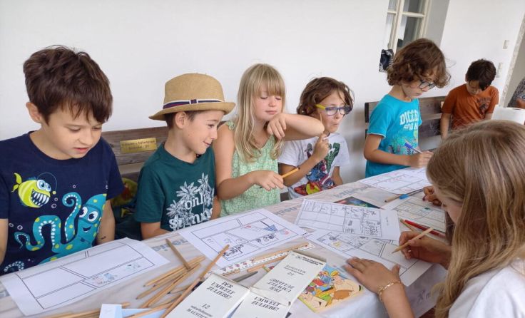Die Kids mit einer kreatven Ferienbeschäftigung (Foto: Stieger)