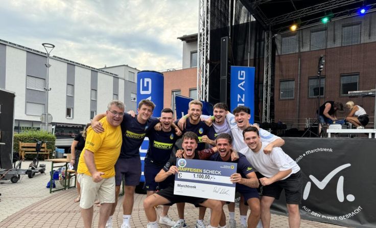 SP-Bürgermeister Paul Mahr und die Gewinner vom SC Marchtrenk (Foto: Stadtgemeinde)