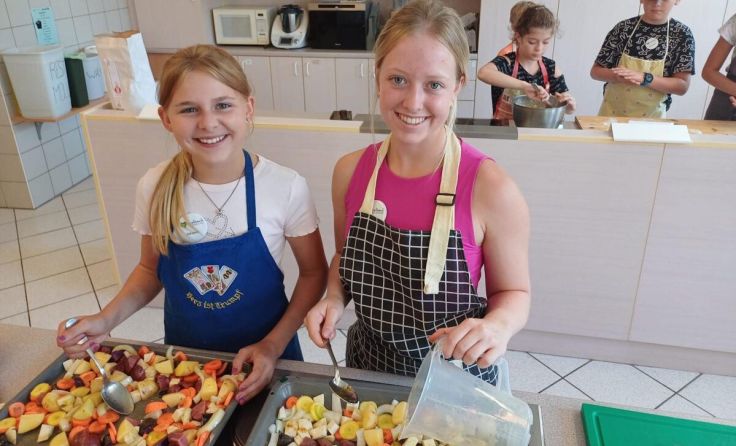 Feinsäuberlich wird alles zubereitet. (Foto: LWFS)