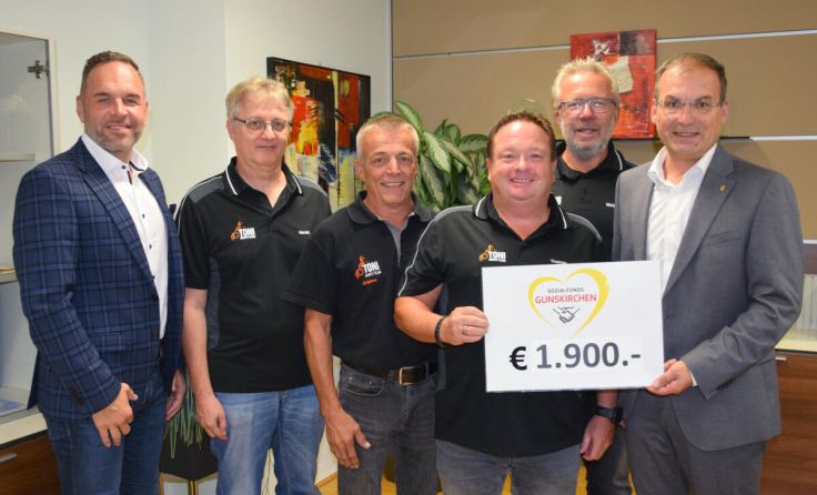 Spendenübergabe an den Bürgermeister Christian Schöffmann (re.) (Foto: Gemeinde)