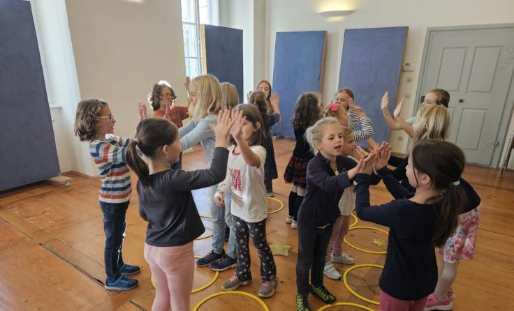 : Klatschspiele zur Begrüßung und zum Kennenlernen der Kinder (Foto: privat)