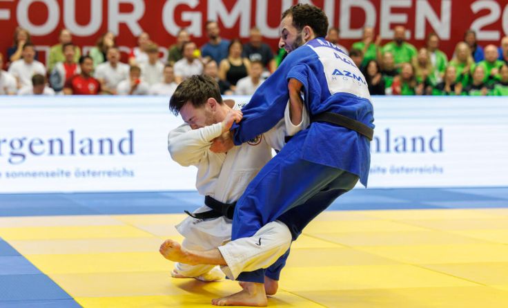 Daniel Leutgeb (in weiß) legt seinen Gegner gleich auf das Kreuz. (Foto: Oliver Sellner, Austria)