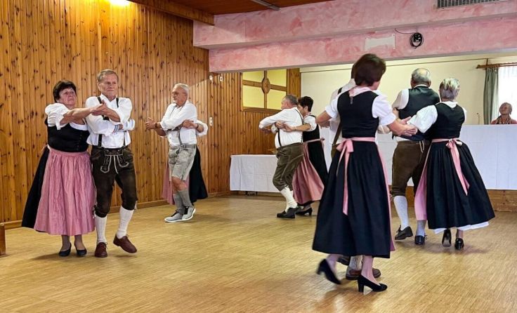 Eröffnung durch eine Volkstanzgruppe (Foto: privat)