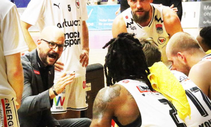 Headcoach Sebastian Waser schwört das Team ein. (Foto: Erhardt)