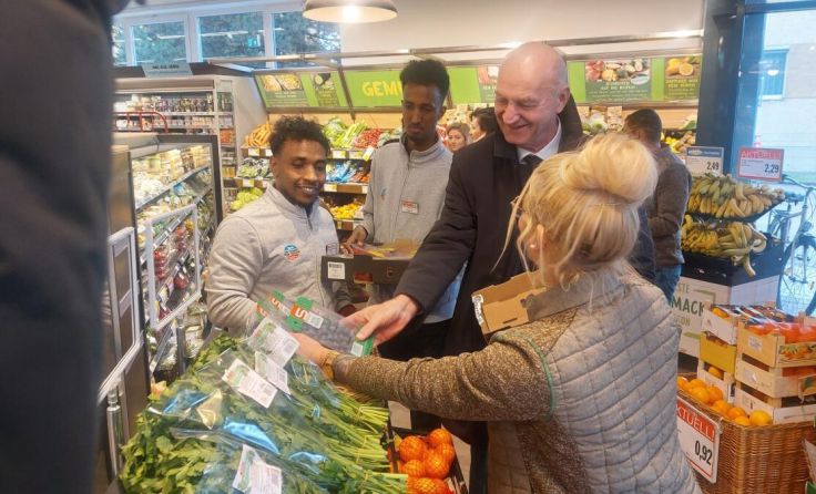 VP-LR Christian Dörfel im Gepräch im Spar-Markt. (Foto: Tips)