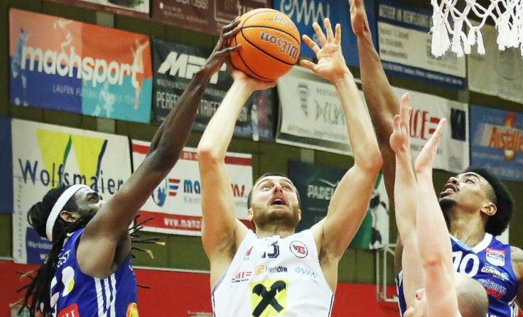 Radii Caisin umringt von den Gunners. (Foto: Erhardt)