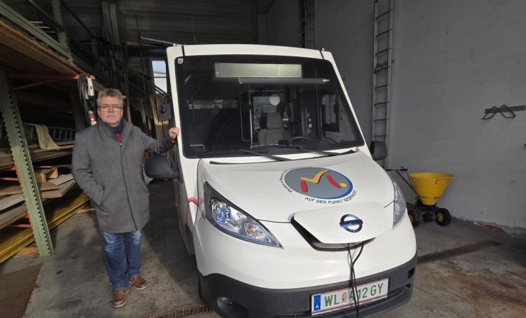 SP-Bürgermeister Paul Mahr mit dem E-Bus der Stadtgemeinde (Foto: Stadt)
