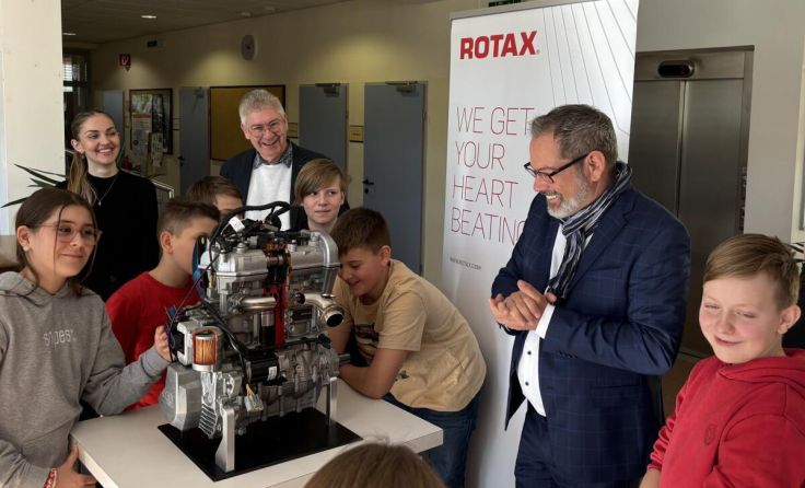 Übergabe des Motors an der NMS Gunskirchen (Foto: Rotax)