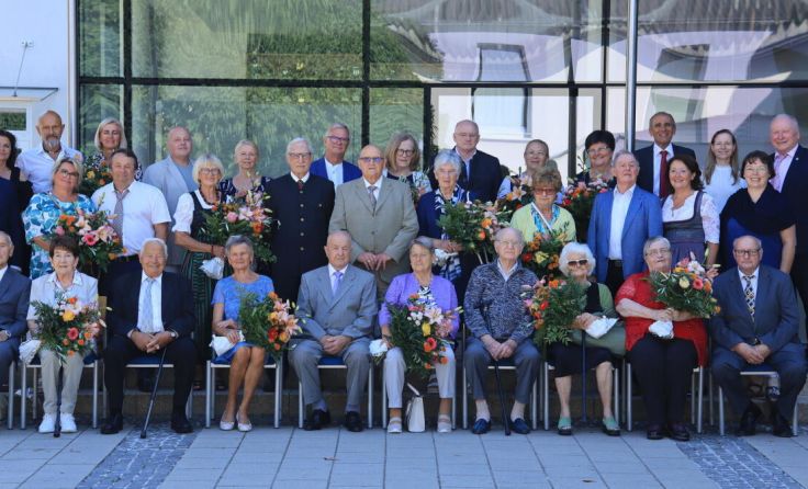 Gratulation an die Jubelpaare (Foto: Marktgemeinde)