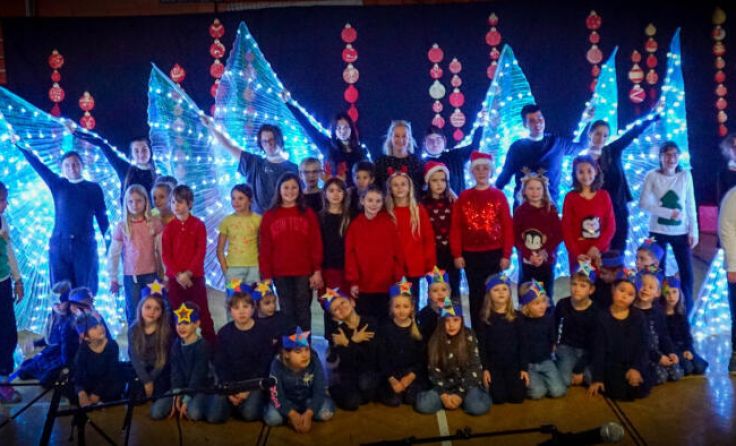 Eine sehr helle und farbenprächtige Eröffnung (Foto: ISZ)