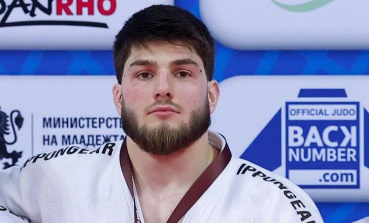 Issa Naschcho strahlt mit seiner Goldmedaille bei den European Open in Sofia. (Foto: Andonov)