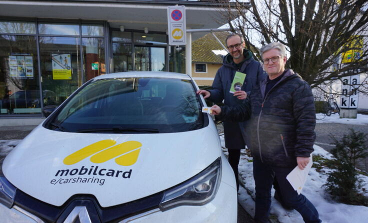 Norbert Rainer übergibt den Preis an Roland Bachmann (re.). (Foto: Mobilcard)