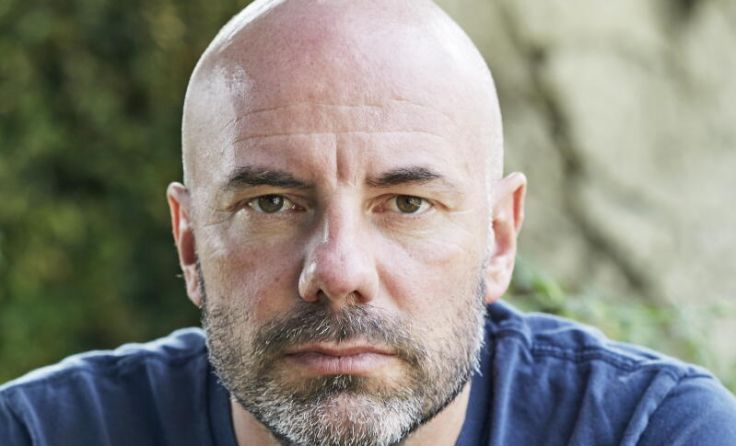 Bestsellerautor Daniel Wisser beim politischen Aschermittwoch in Wels. (Foto: Rauchenwald)