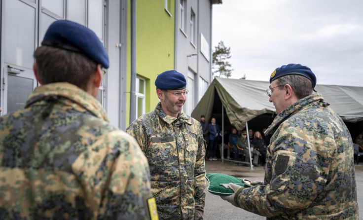Der symbolische Kasernen-Schlüssel geht an Oberst Johannes Humer (li.) (Foto: Unterbuchberger)