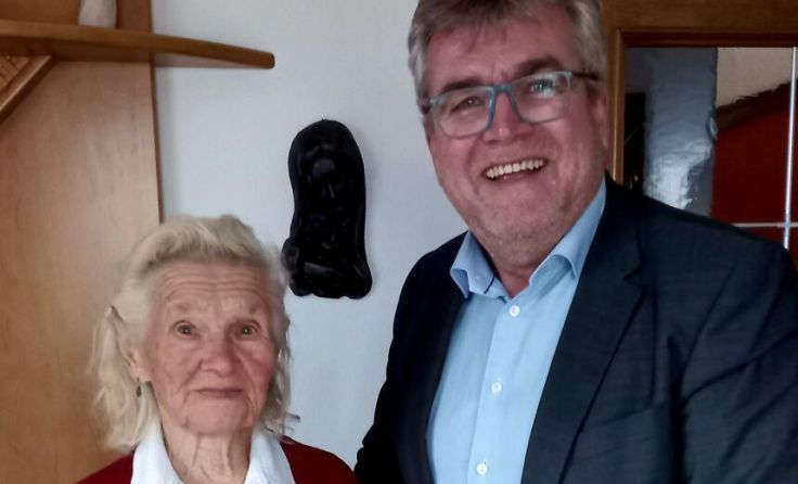 Bürgermeister Paul Mahr besuchte Maria Pfeffermann an ihrem 100. Geburtstag. (Foto: Stadt)