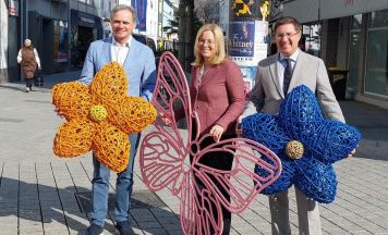 Sommerdeko für Welser Fußgängerzone: Schmetterlinge und Blüten im Anflug