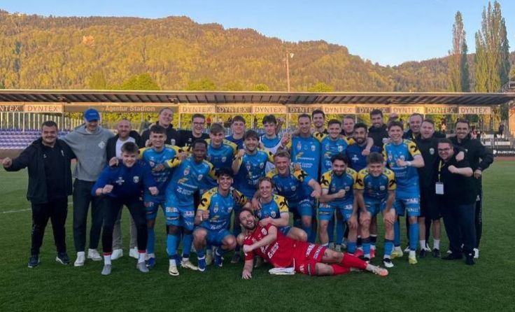 Das Team jubelt über den Klassenerhalt. (Foto: FC Hertha)
