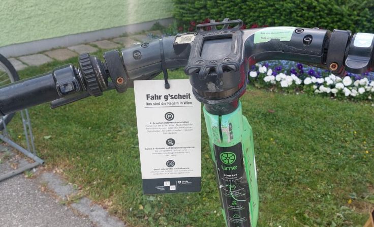 Zumindest die Benimmregeln stehen auf den Leihscootern. Diese gelten auch für Wels. (Foto: Tips)