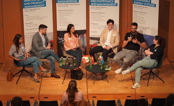 Die Teilnehmer berichten beim „Career Talk“ von ihren Erfahrungen. (Foto: FH)