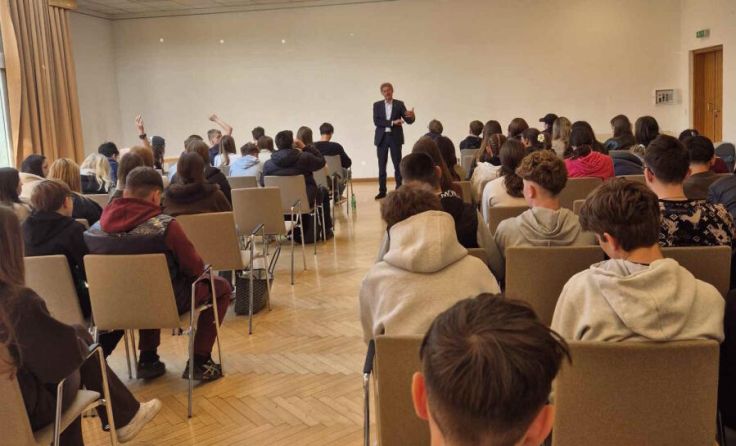 Vzbgm. Gerhard Kroiß im Dialog mit den Jugendlichen (Foto: Stadt)