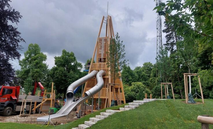 Der Rutschturm im Volksgarten mit Blitzableiter (Foto: Tips)