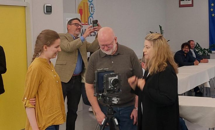 Lilia Finstermann zeigt die selbstgebaute Kamera dem Ehepaar Scott. (Foto: Tips)
