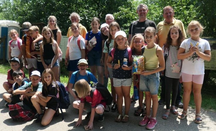 Volksschulklasse aus Marchtrenk beim Bienenerlebnisweg (Foto: Imker)