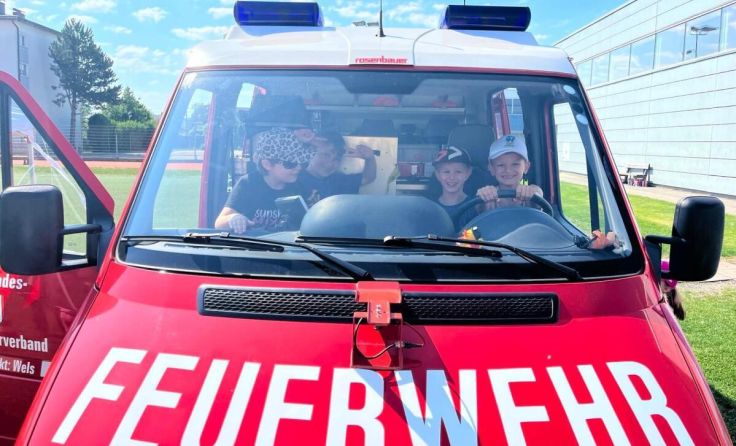 Gut gelaunt im Feuerwehrauto (Foto: ISZ)