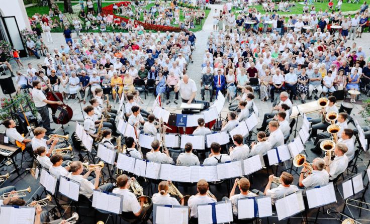Blick auf Militärmusik und Zuhörer (Foto: BH/Singh)