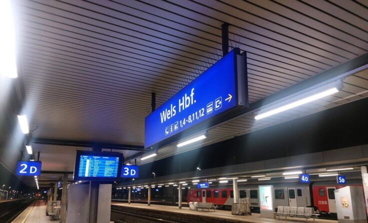 Der Welser Hauptbahnhof mitten in der Nacht. (Foto: tips)