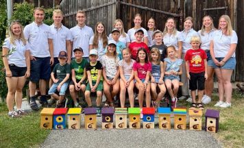Bunte Vogelhäuser bei der Pennewanger Ferienaktion