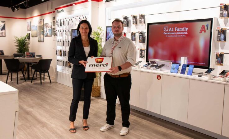 mas.center Leiterin Doris Panagl (li.) im neuen A1-Shop (Foto: max.center)