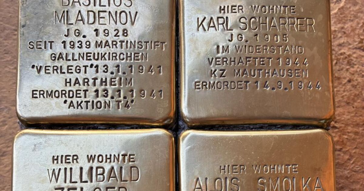 Feierliche Begehung der vier Stolpersteine