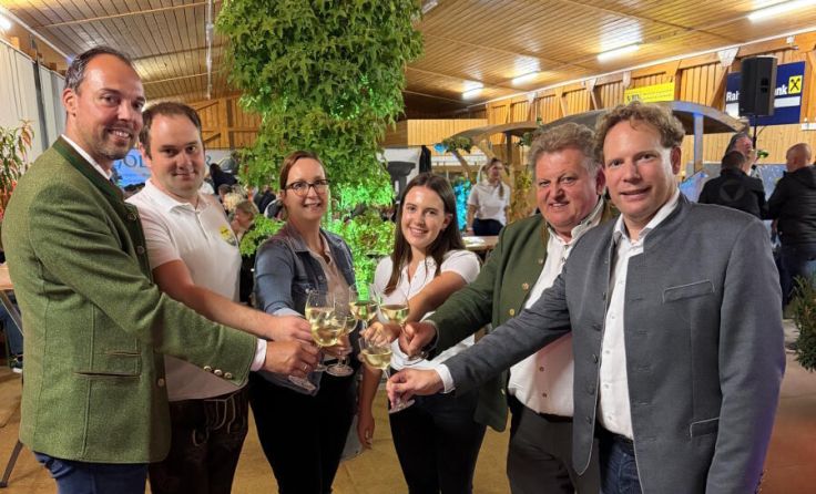 Prost auf die Veranstaltung (Foto: Gemeinde)