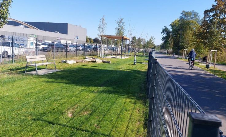 Die neue Hundefreilaufzone bei der Traun gleich neben dem Radweg. (Foto: Tips)
