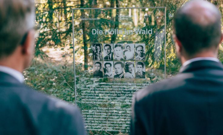 Eine der sechs Glasstelen am Gedenkort Gunskirchen. (Foto: Jordan/MKÖ)