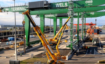 Zwei Riesen für den Welser ÖBB-Terminal