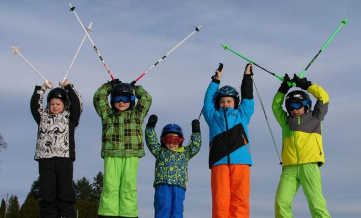 Kinder kommen in den Skigebieten im Bezirk voll auf ihre Kosten.